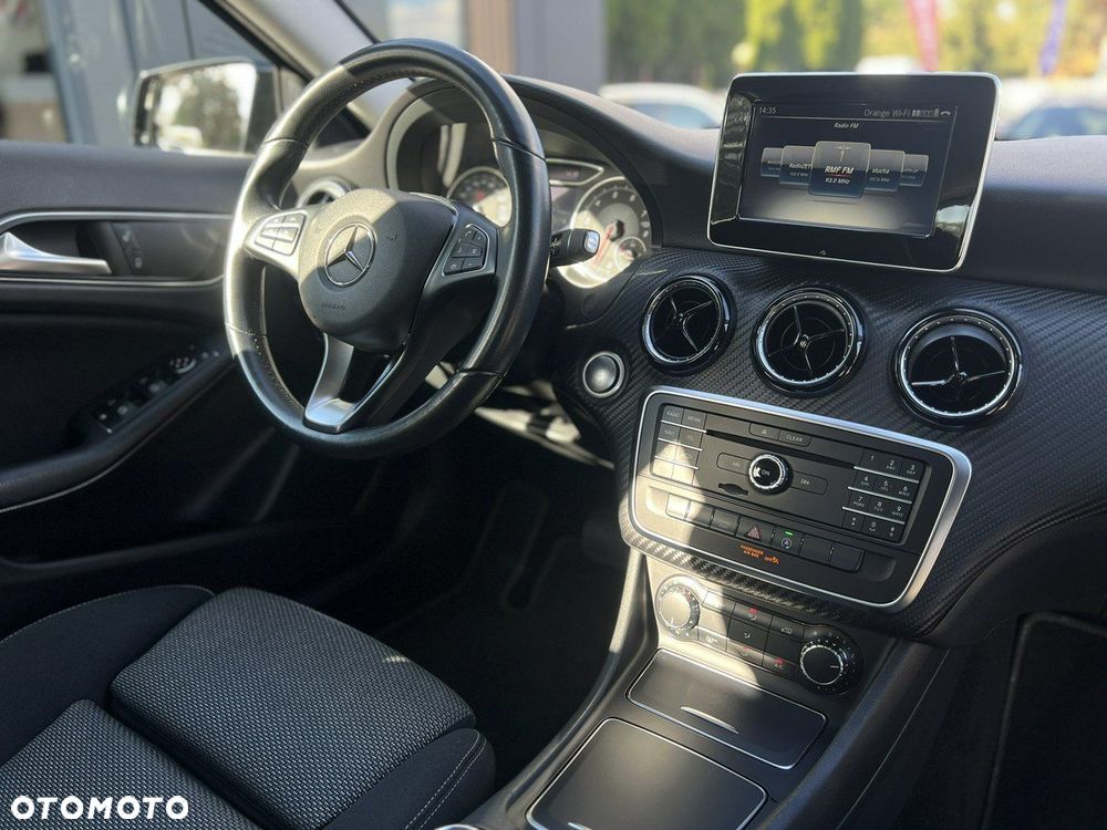 Mercedes-Benz GLA 180 7G-DCT - 28