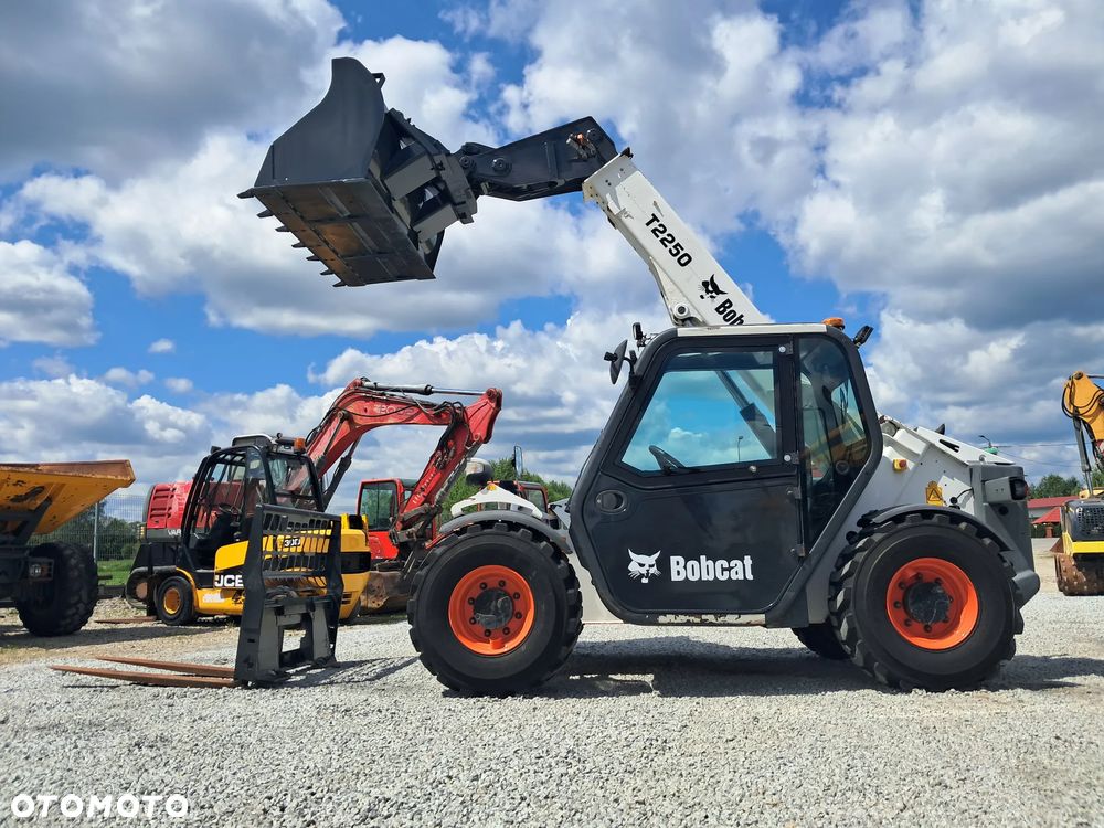 Bobcat T2250 - 8
