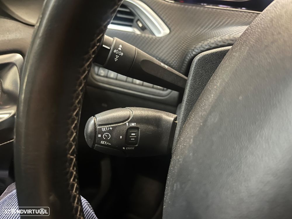 Peugeot 2008 1.2 VTi Allure - 25