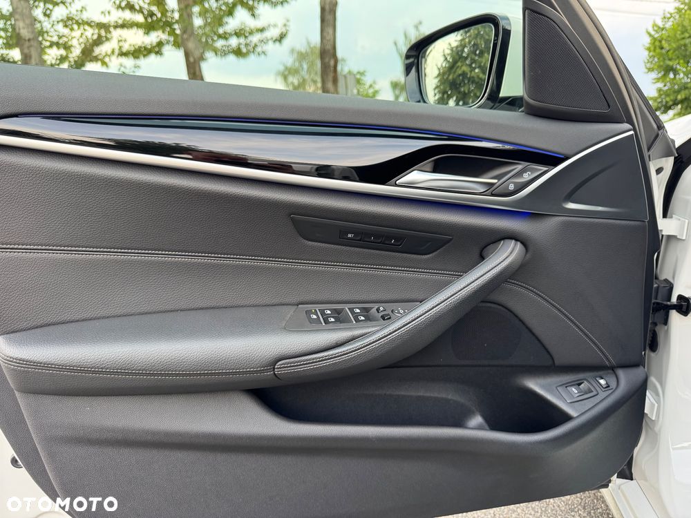 BMW Seria 5 530e xDrive M Sport Edition - 14