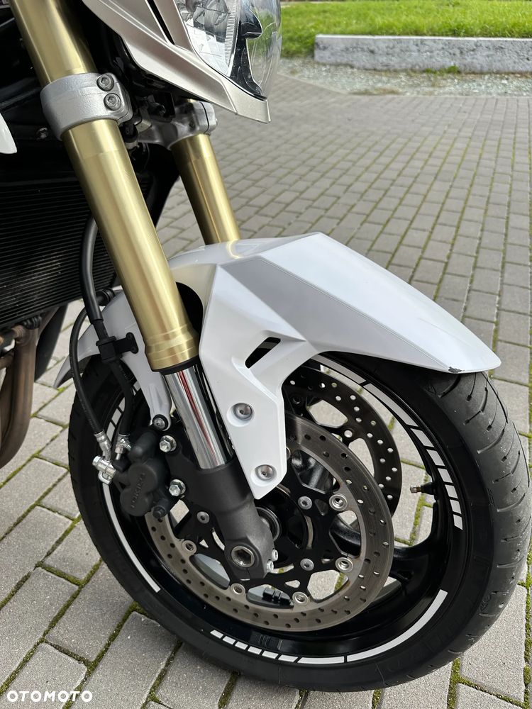 Suzuki GSR - 11