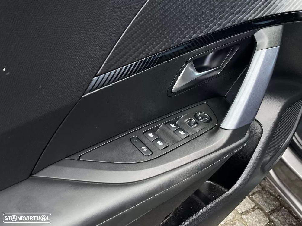 Peugeot 2008 1.2 PureTech Allure EAT8 - 37