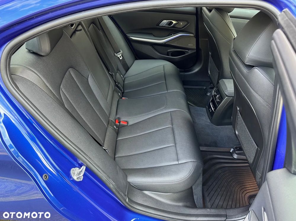 BMW Seria 3 330i xDrive M Sport - 28