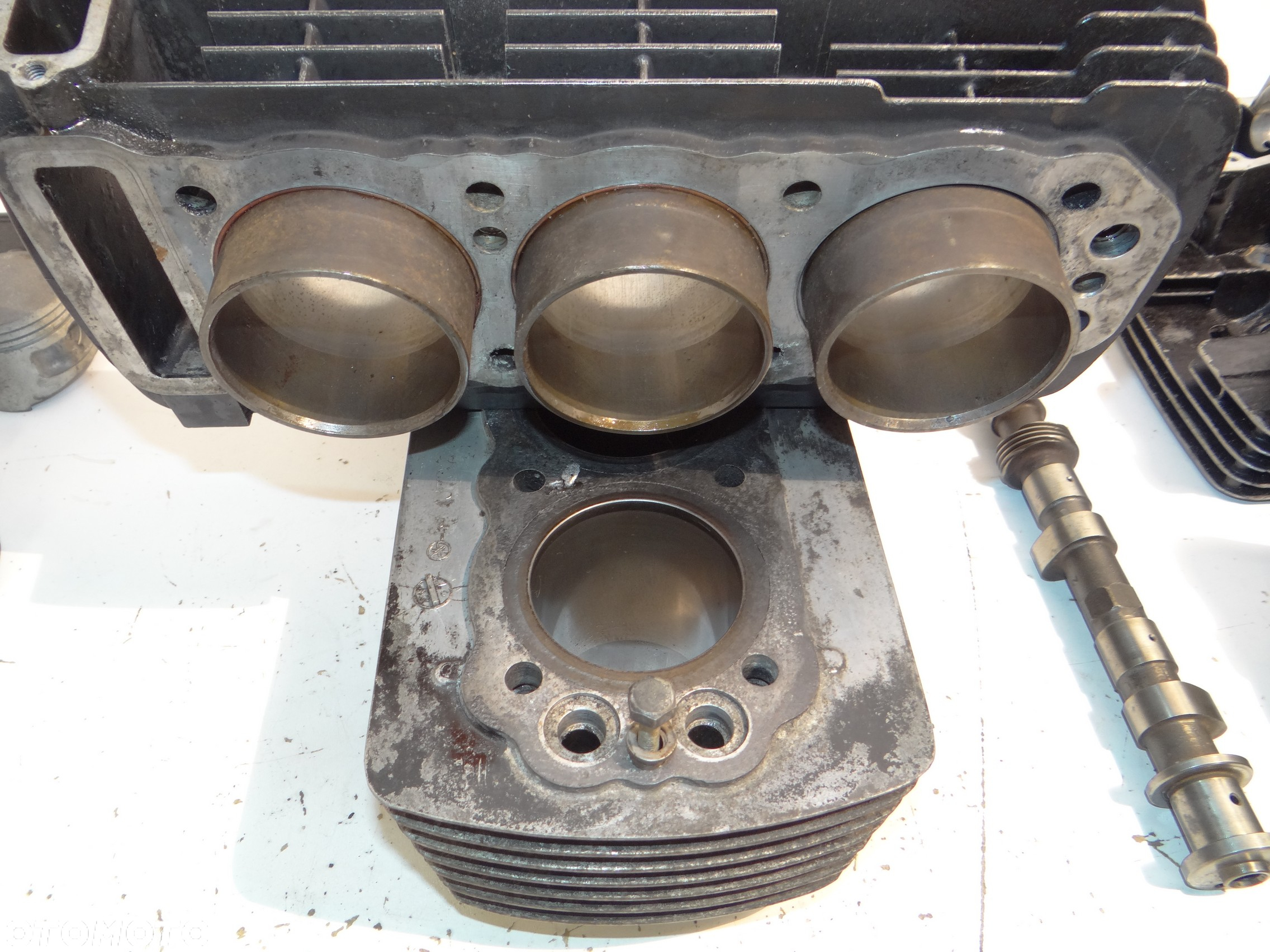 Yamaha XS 750 głowica cylinder tłoki szklanki płytki zaworowe wałek rozrządu pokrywa głowicy Y1238 - 17