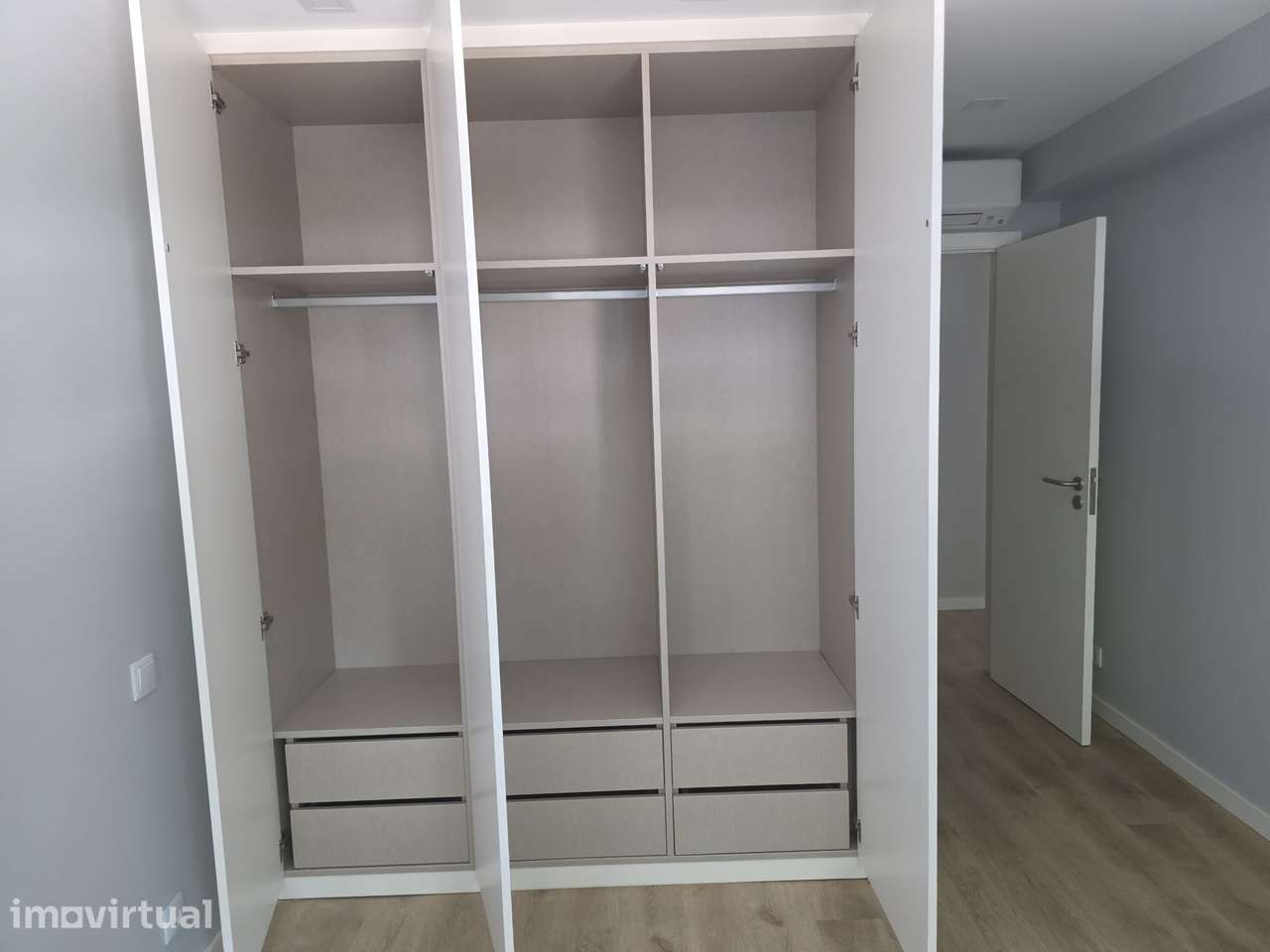 T1 moderno com varanda, garagem e vista para jardim no centro do Porto - Grande imagem: 4/10
