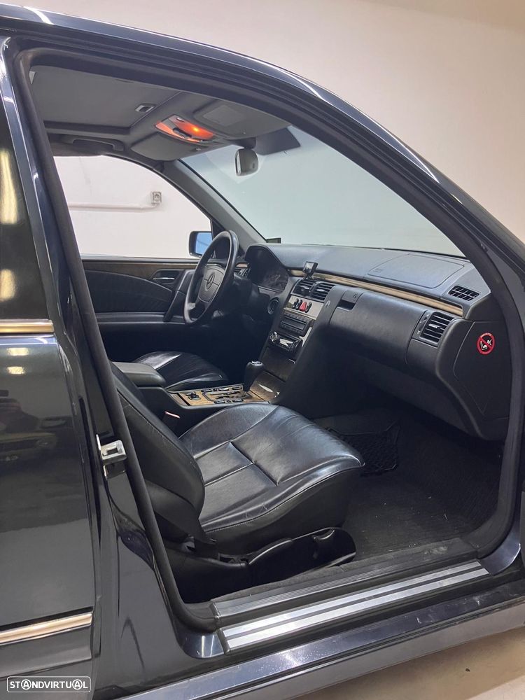Mercedes-Benz E 300 - 4