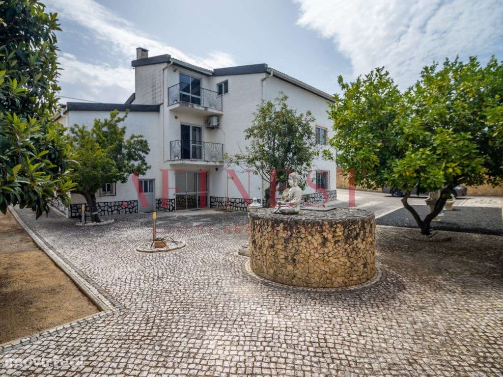 Moradia independente T4 com 368 m² em Fernão Ferro - Terreno de 1.0... - Grande imagem: 4/48