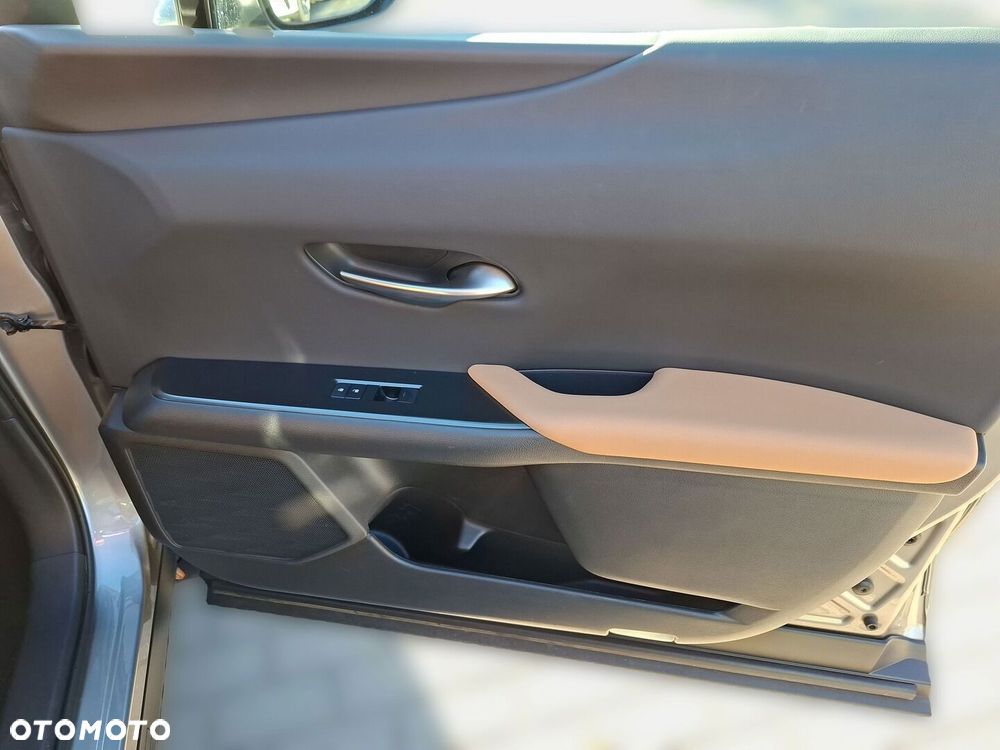 Lexus UX 2025