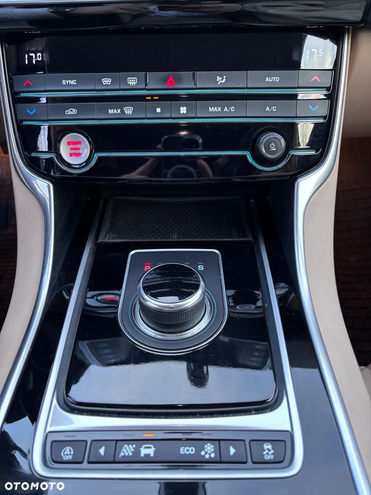 Jaguar XE 2.0 T Prestige - 28