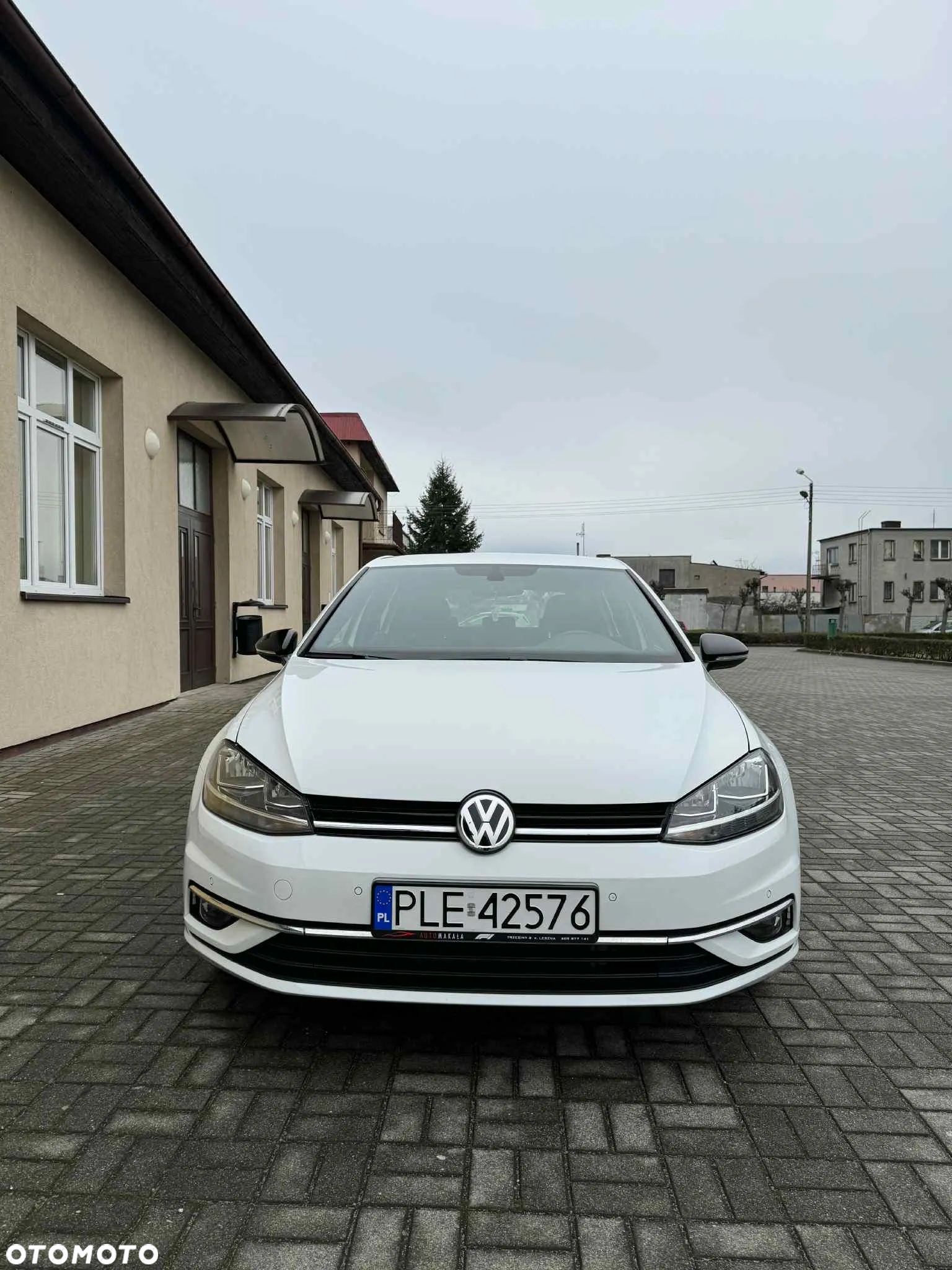 Volkswagen Golf - 1