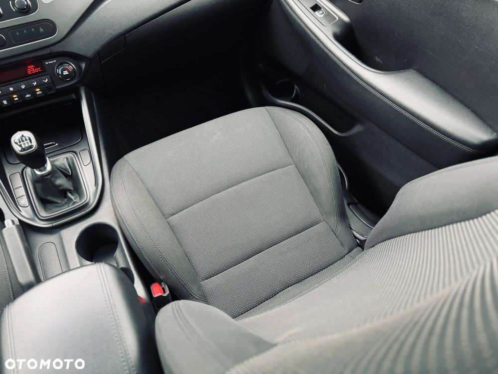 Kia Carens 1.7 CRDi M - 23