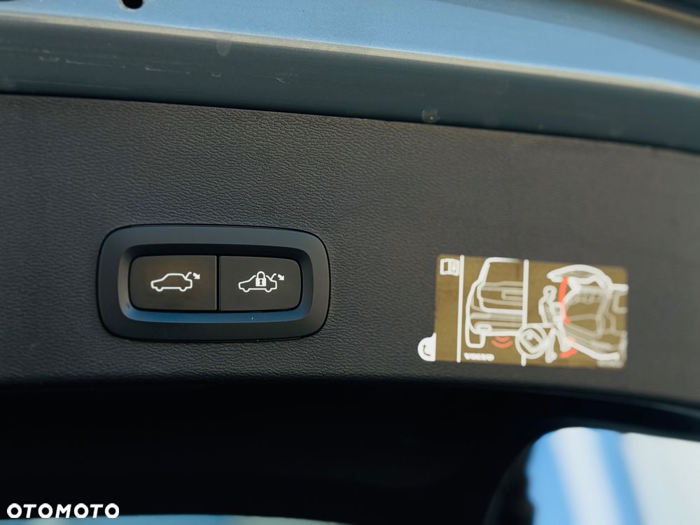 Volvo XC 40 D4 AWD Geartronic R-Design - 22