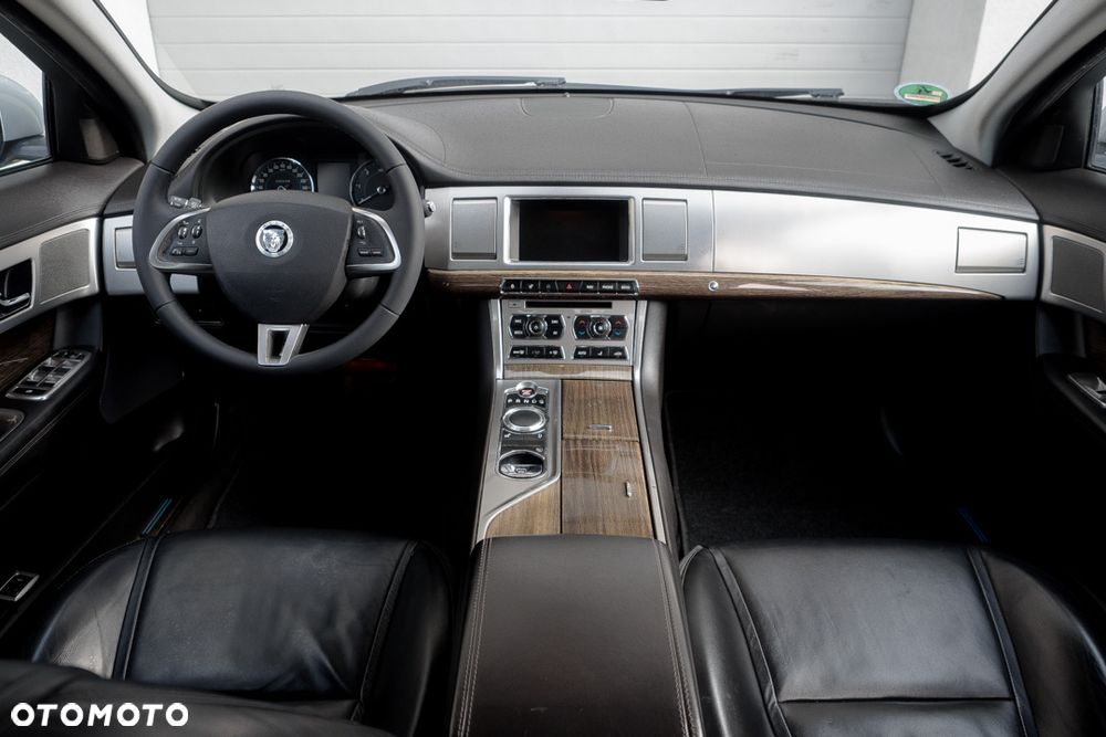 Jaguar XF 2.2 D Luxury - 32