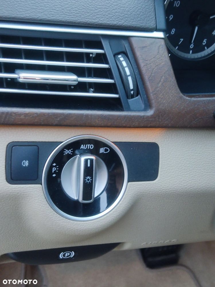 Mercedes-Benz Klasa E 220 CDI DPF BlueEFFICIENCY Automatik Elegance - 27