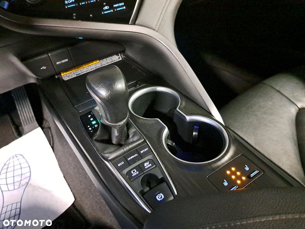 Toyota Camry 2.5 Hybrid Executive CVT - 28