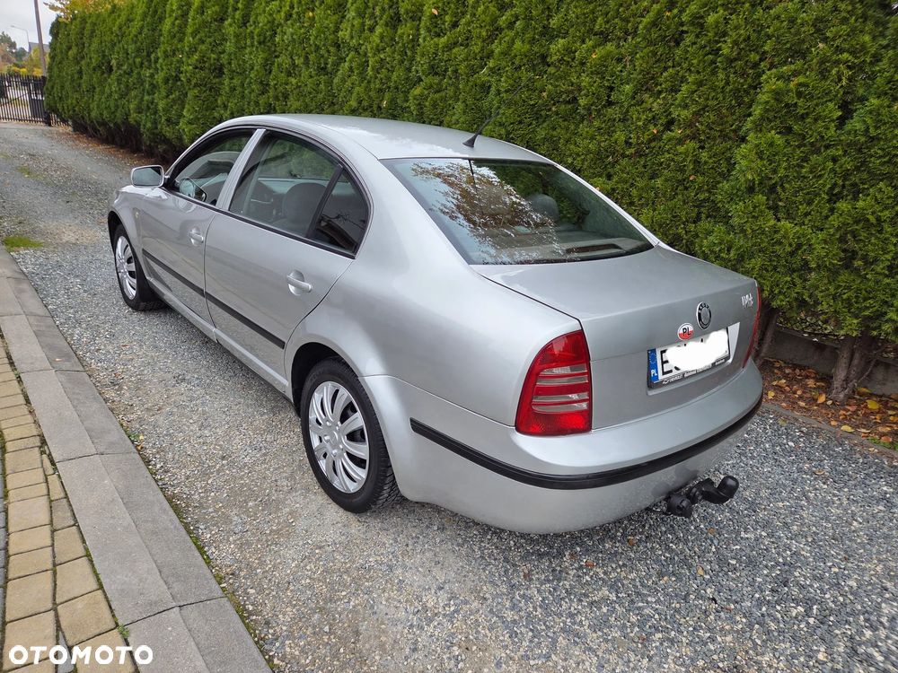 Skoda Superb 2002 photo 2