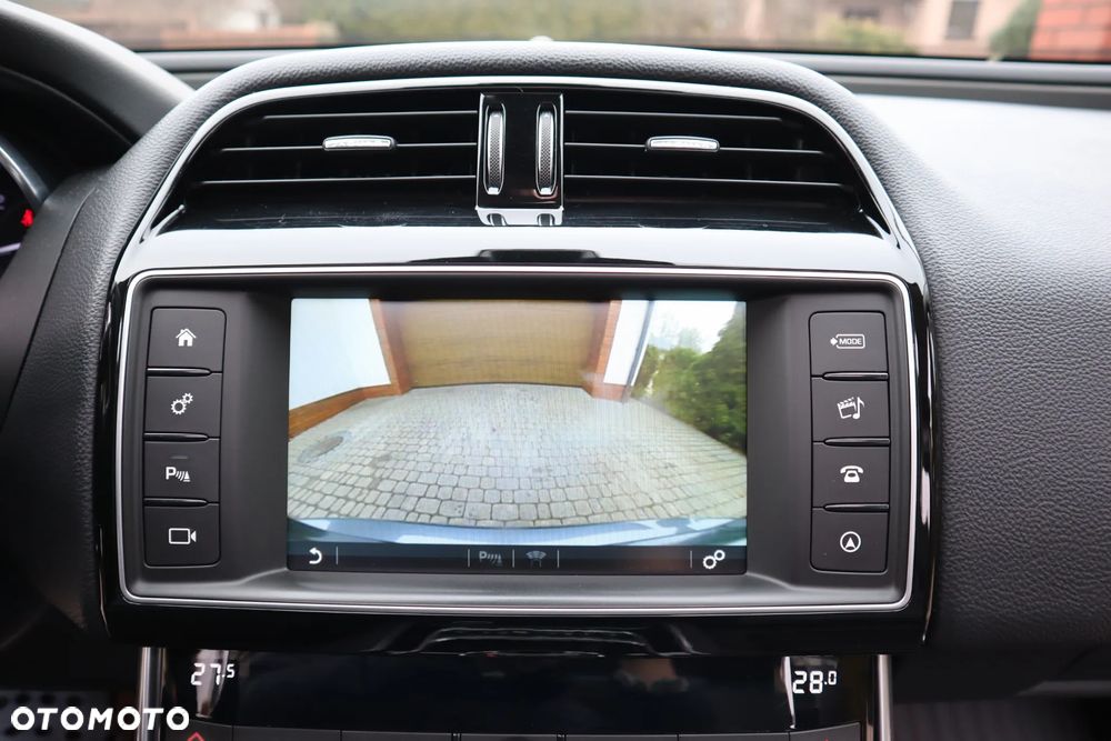 Jaguar XE 20d Prestige - 22