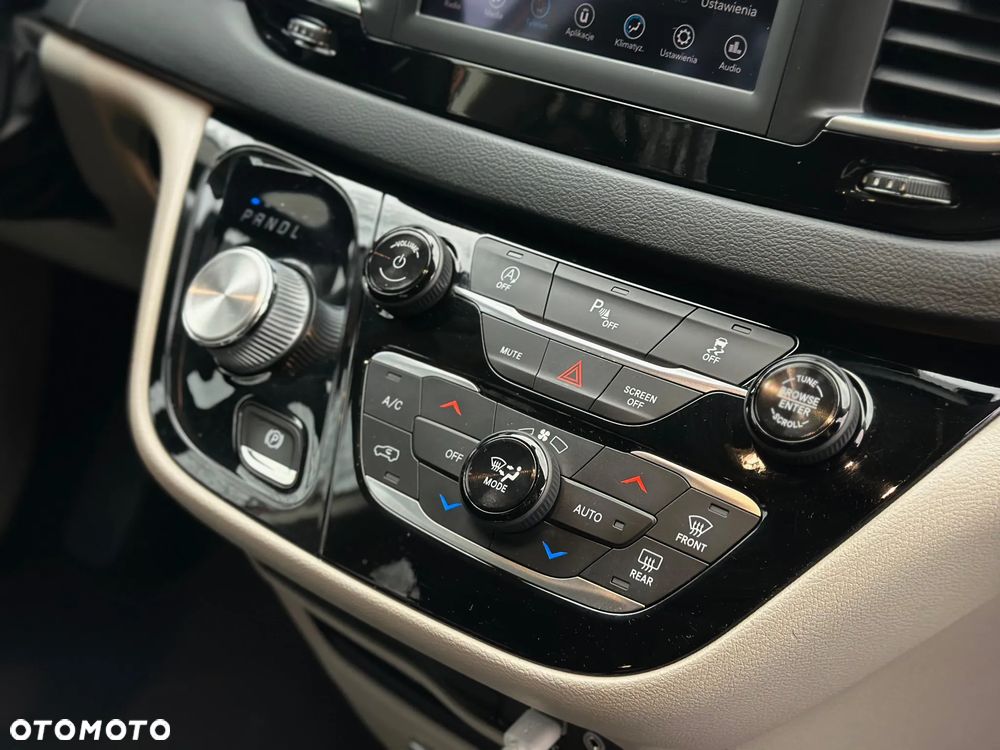 Chrysler Pacifica - 12