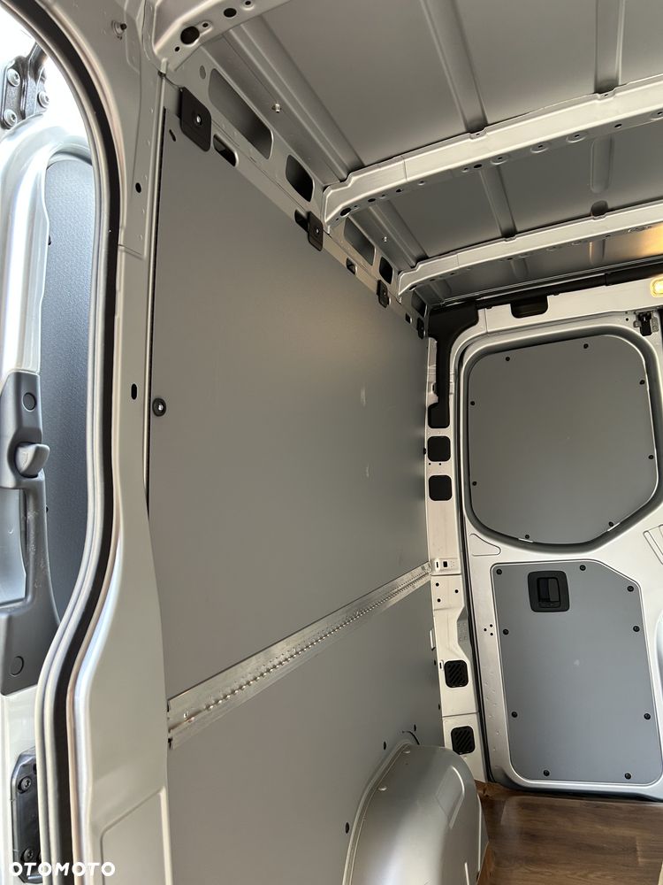 Mercedes-Benz Sprinter - 11