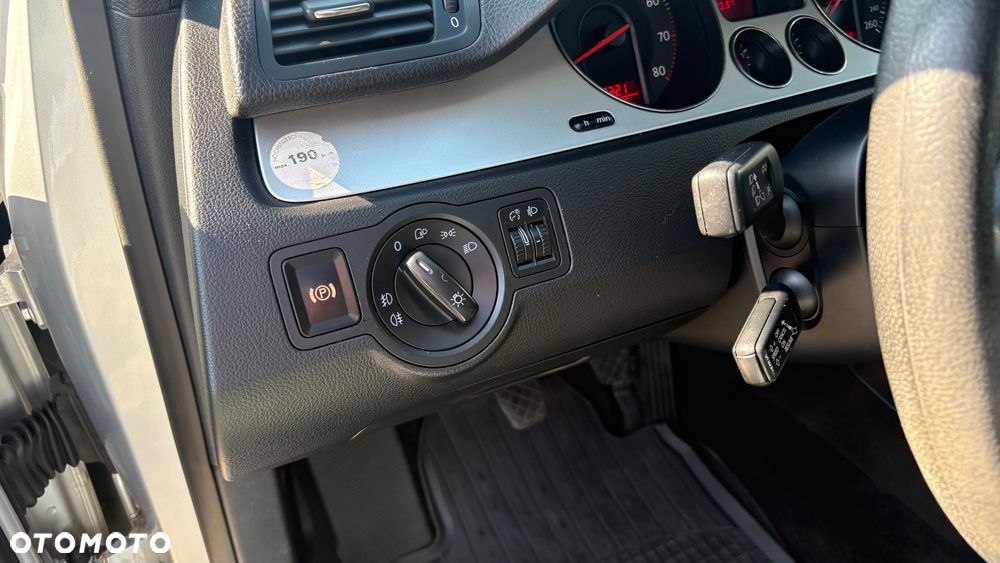Volkswagen Passat 1.6 FSI Comfortline - 29