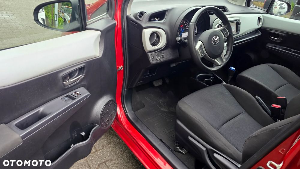 Toyota Yaris Hybrid 100 Sol - 17