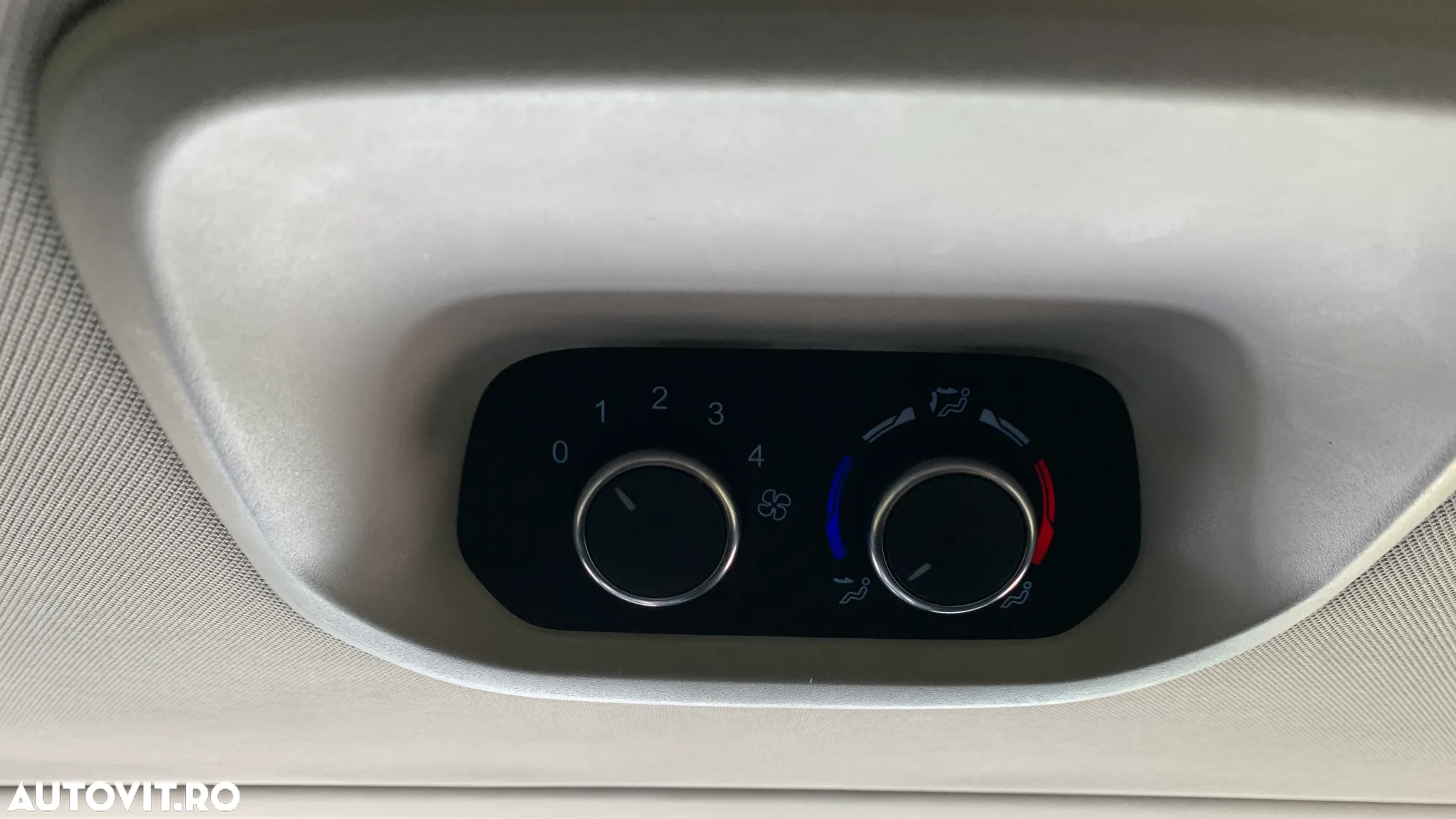 Ford Tourneo Custom Bus 320 2.0 EcoBlue 150 CP L2H1 Titanium X - 23