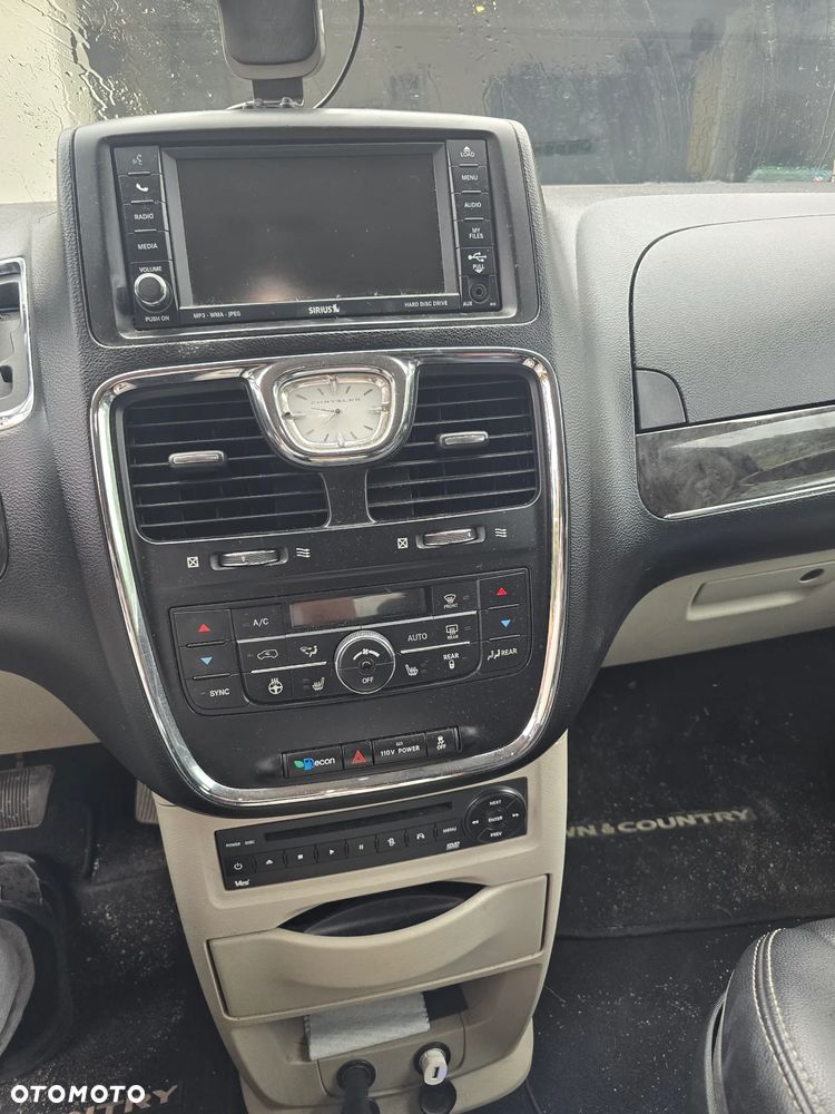 Chrysler Town & Country 3.6 Limited - 8