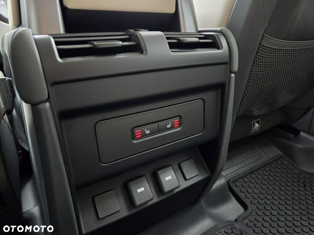 Land Rover Defender - 33