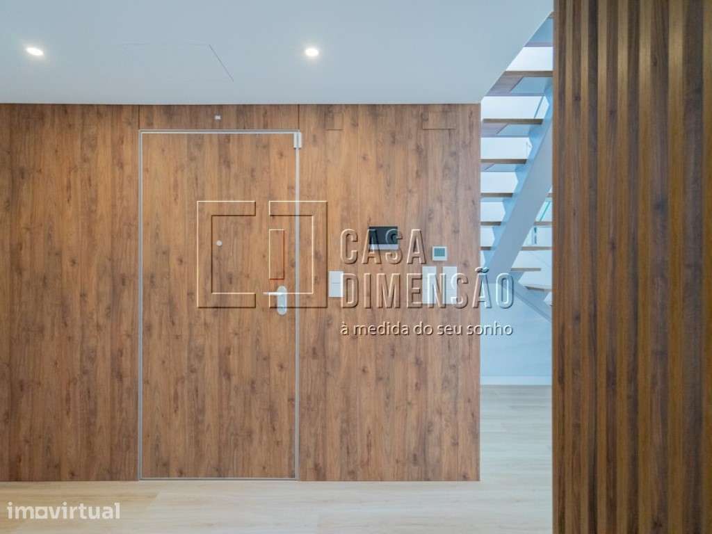 Apartamento de tipologia T3+1 novo com 245m2, com varanda e uma Mez... - Grande imagem: 3/60