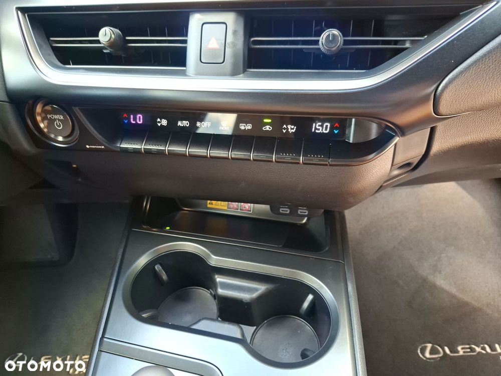 Lexus UX 300h Business - 30