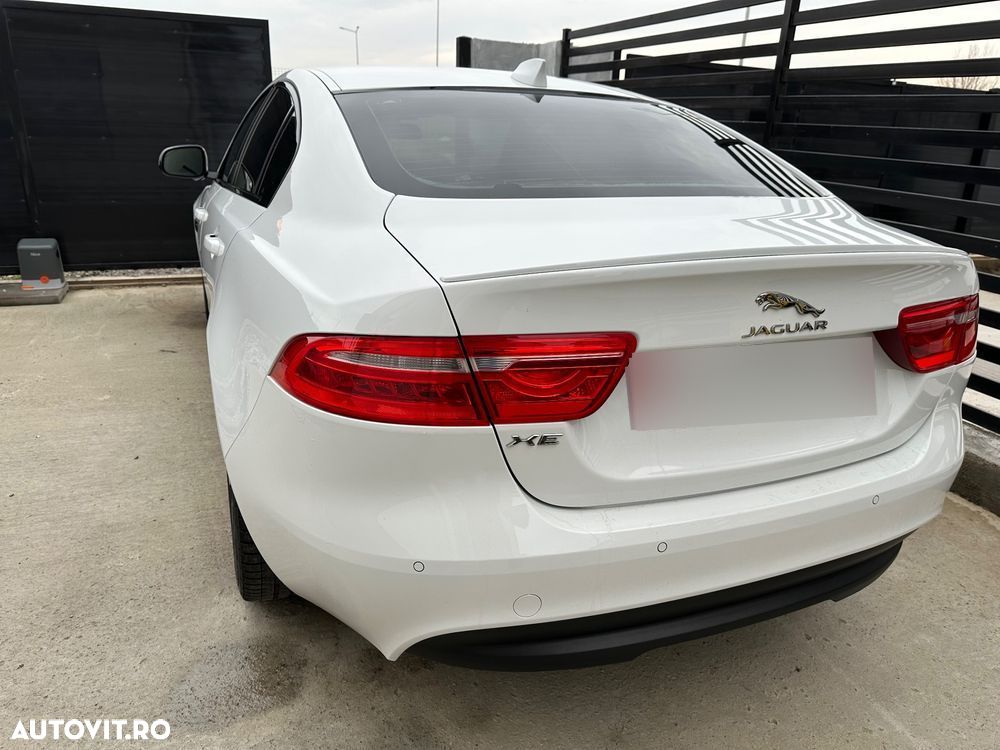 Jaguar XE 2.0 R-Sport - 6