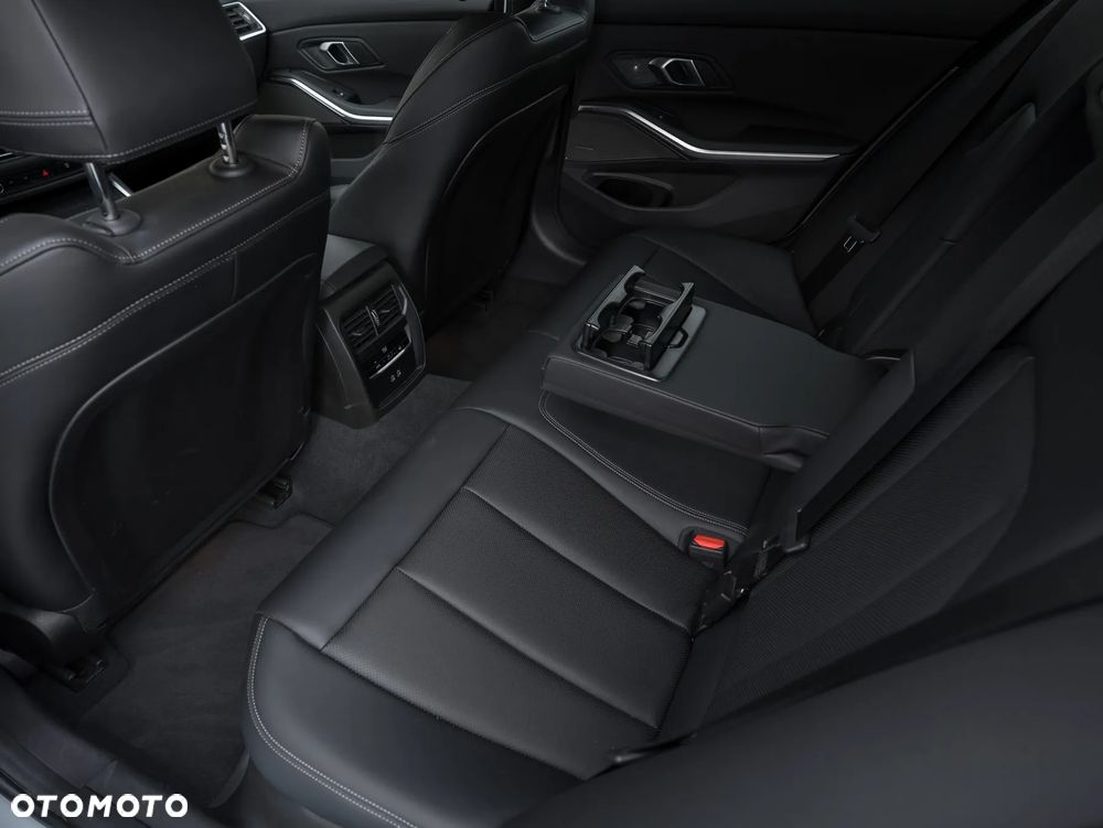 BMW Seria 3 320d Touring xDrive M Sport - 29