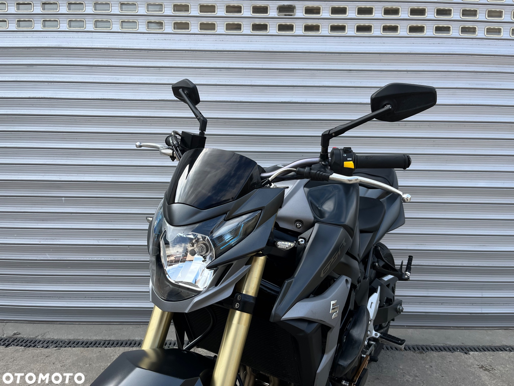 Suzuki GSR - 28
