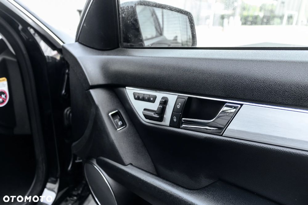 Mercedes-Benz Klasa C 250 CDI BlueEff Avantgarde 4-Matic - 33