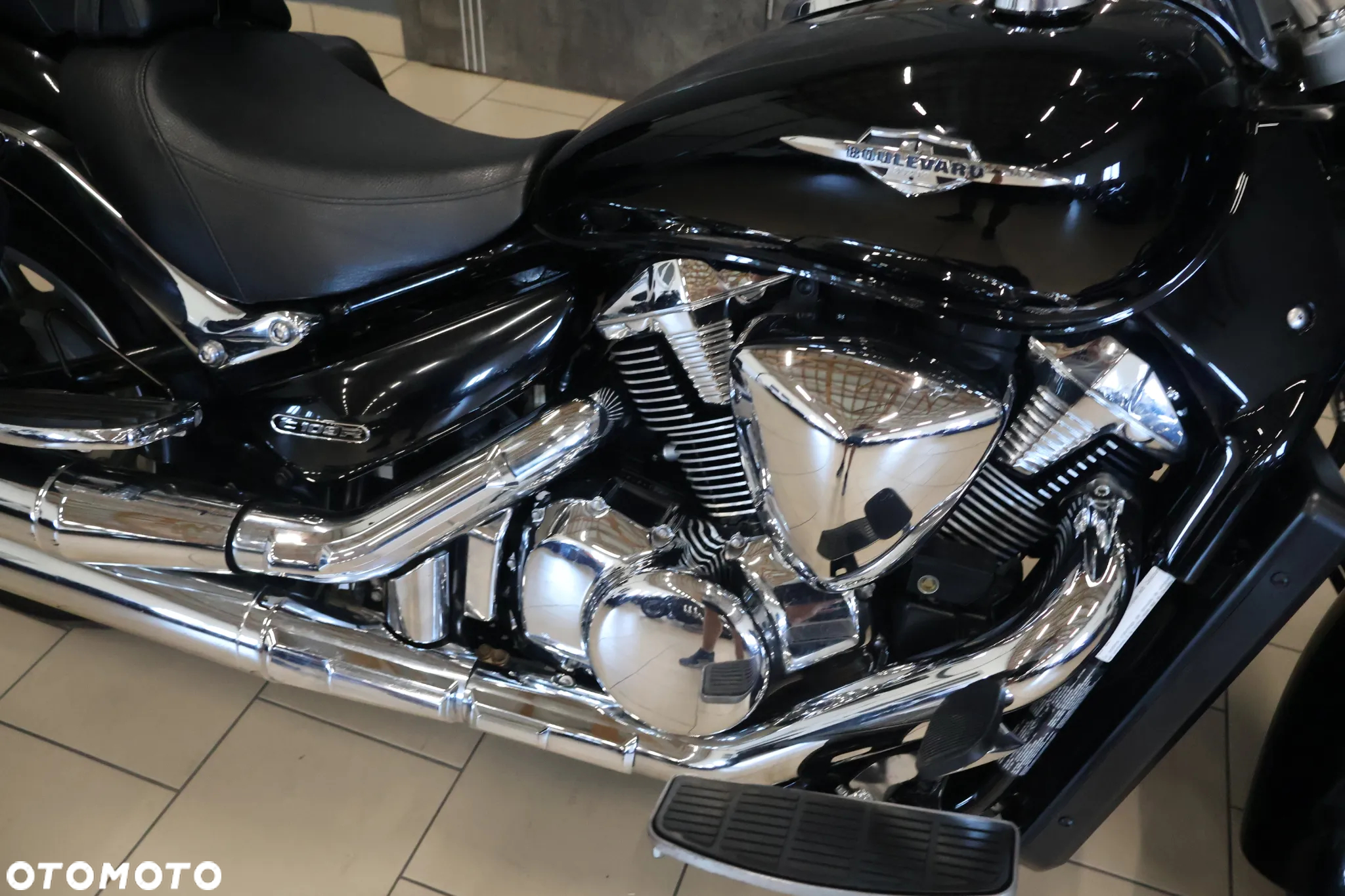 Suzuki Intruder - 12