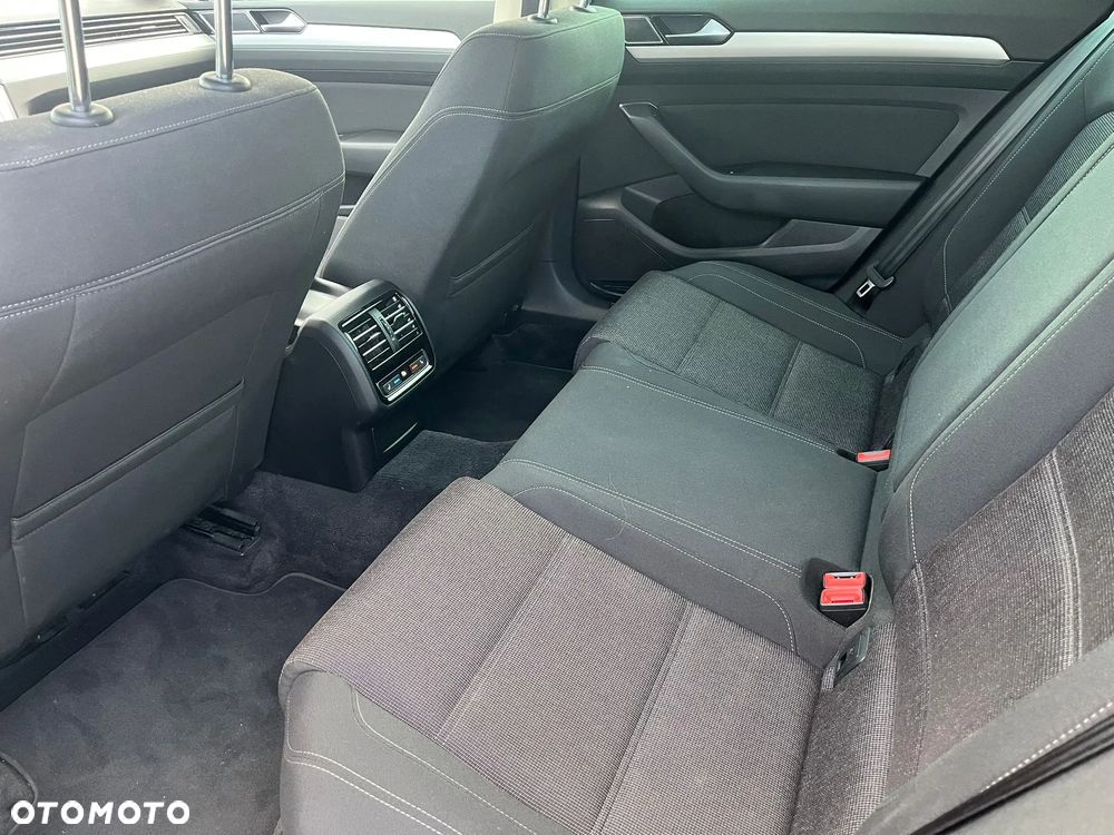 Volkswagen Passat - 12