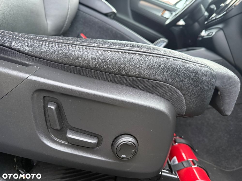 Volvo XC 40 B4 B DKG Ultra Dark - 31