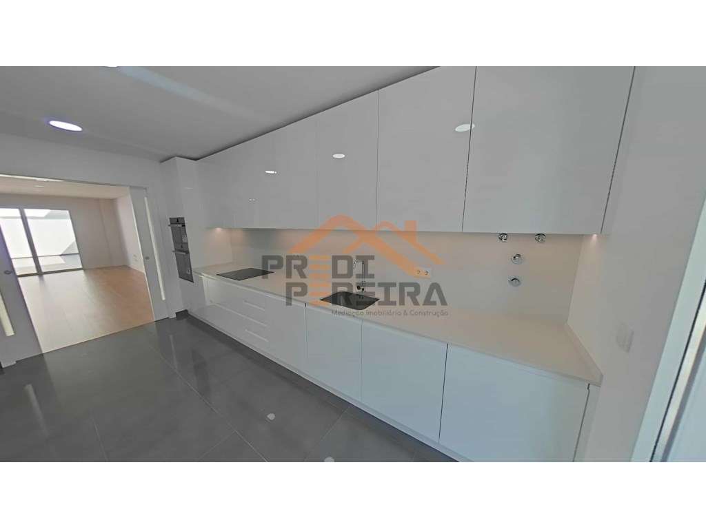 Moradia nova T4+1, situada na Ramada. - Grande imagem: 3/38