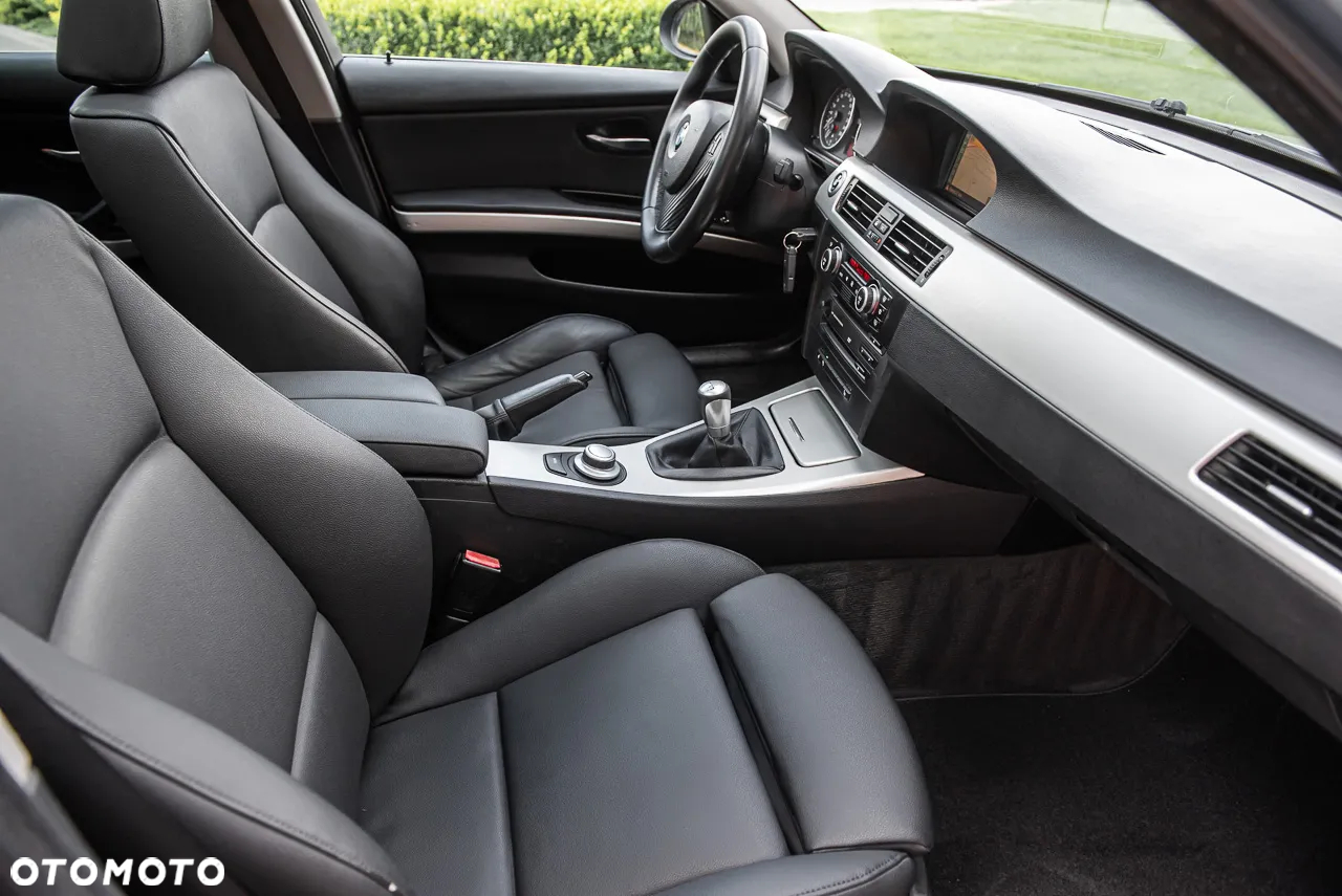 BMW Seria 3 325i Touring - 31
