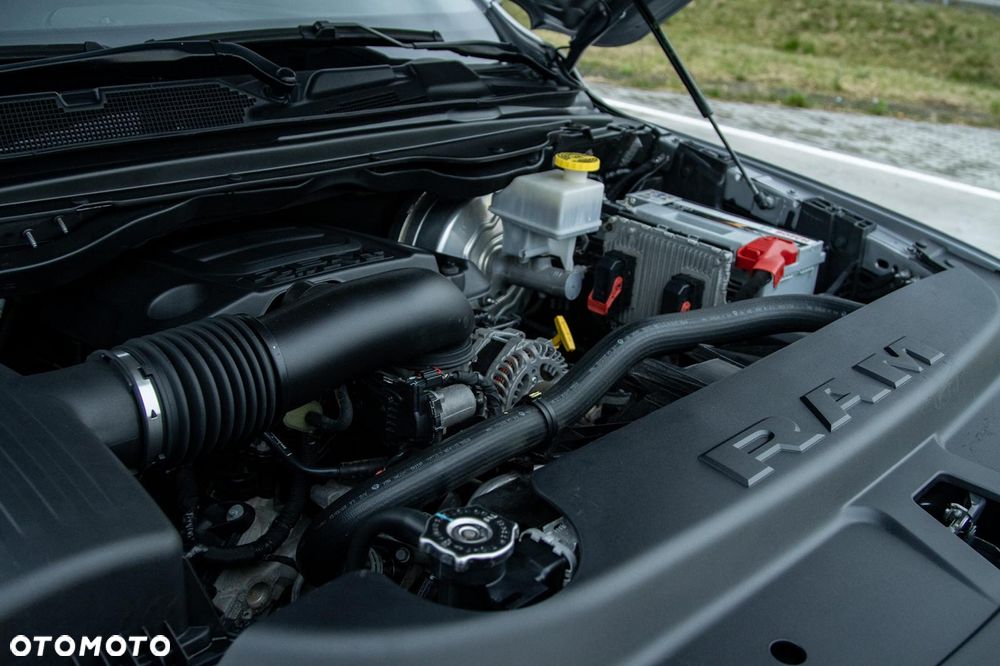 RAM 1500 5.7 Crew Cab Shortbed Laramie Black - 36