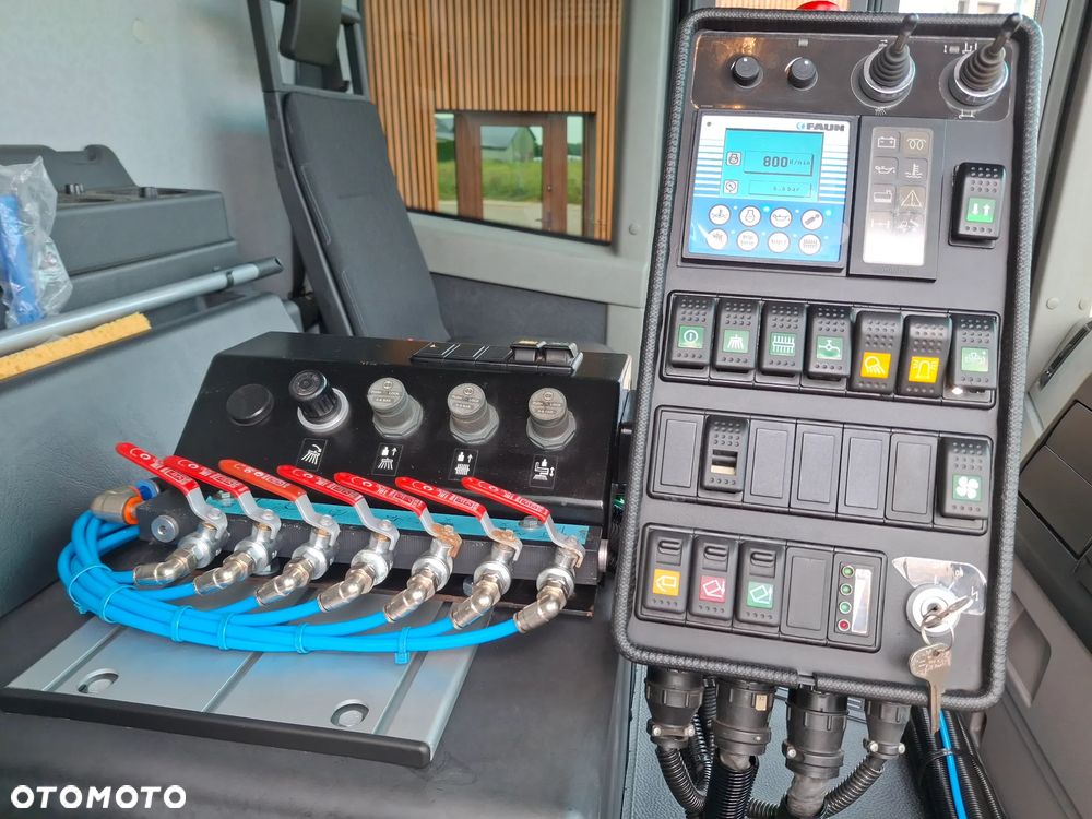 Mercedes-Benz Econic 1827 Zamiatarka FAUN Viajet EURO 6 PM10 Dodatkowy Silnik W Zabudowie Dodatkowa Szczotka Odchwaszczarka Dodatkowy Zbiornik Wody Rura do Liści Studzienek Samochód Jak Nowy 860 km Przebiegu 2023 Rok Zamiatarka Uliczna - 8