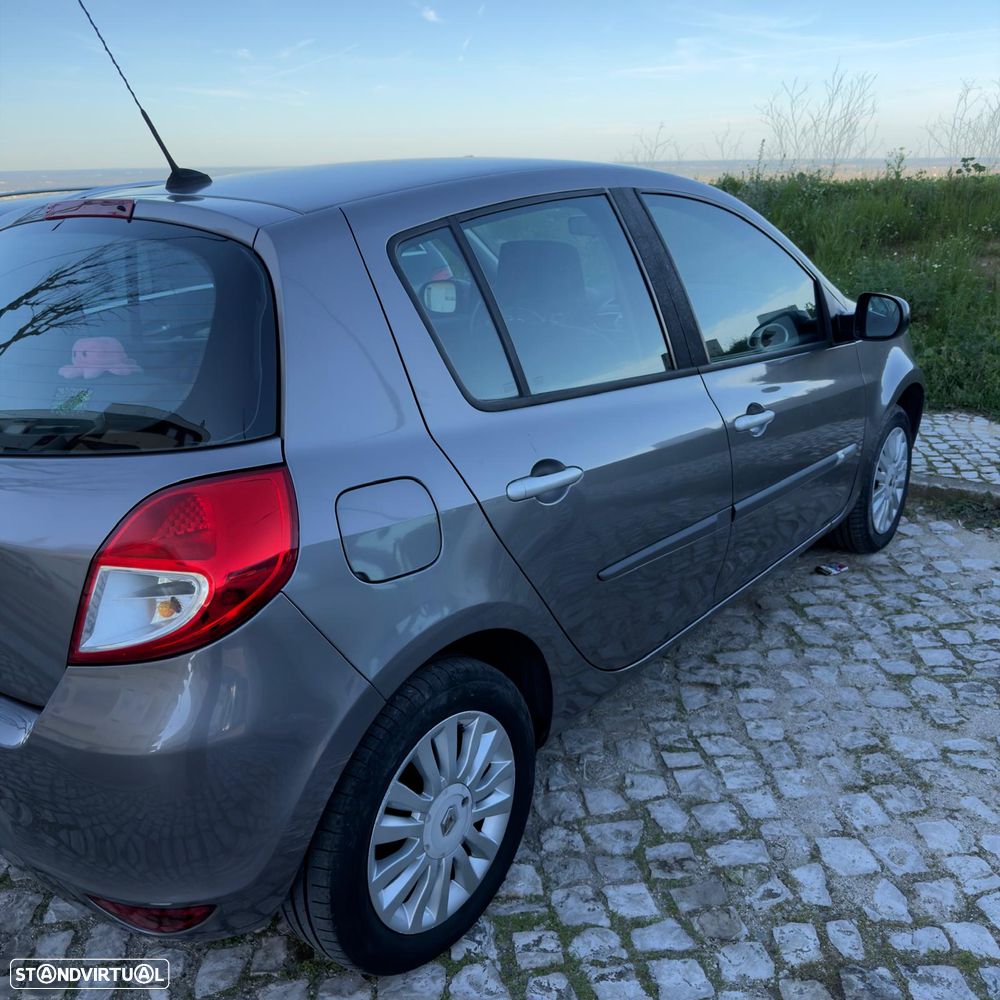 Renault Clio 1.2 16V Confort - 2