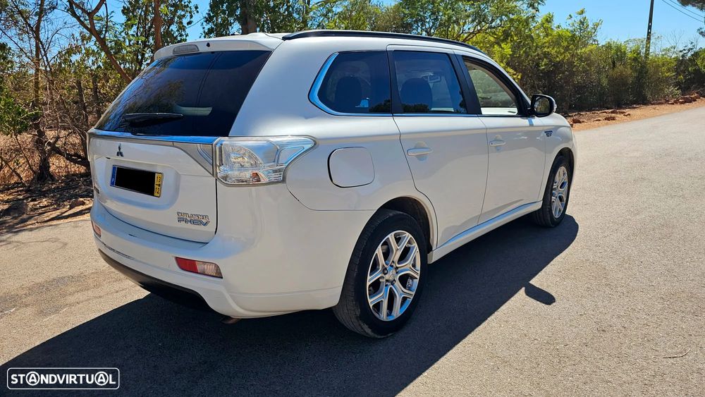 Mitsubishi Outlander - 2