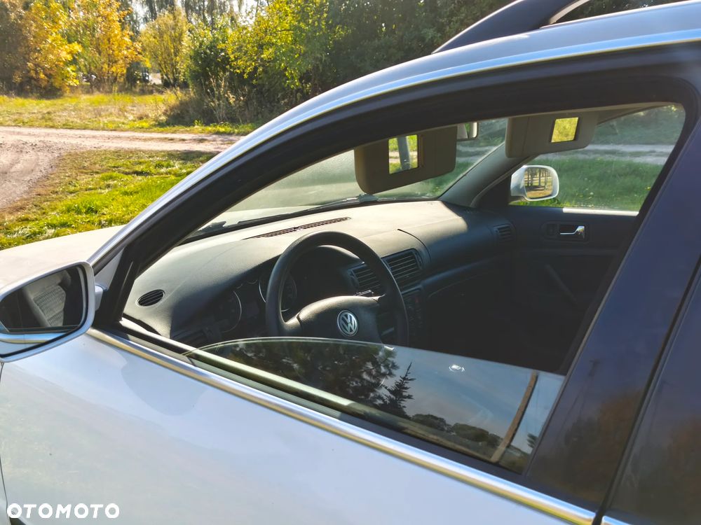 Volkswagen Passat 1.6 Comfortline Family - 15