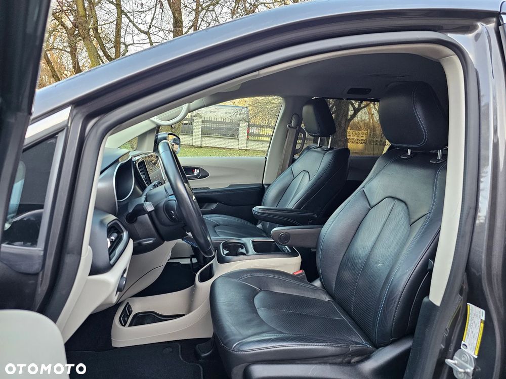 Chrysler Pacifica - 11