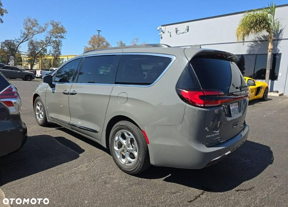 Chrysler Pacifica - 4