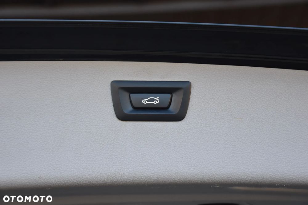 BMW Seria 3 320d Sport Line - 32