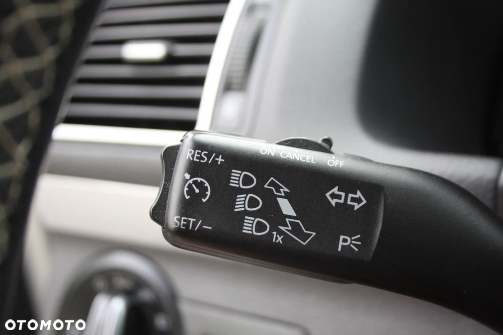 Volkswagen Touran 2.0 TDI DPF BlueMotion Technology DSG Cup - 17
