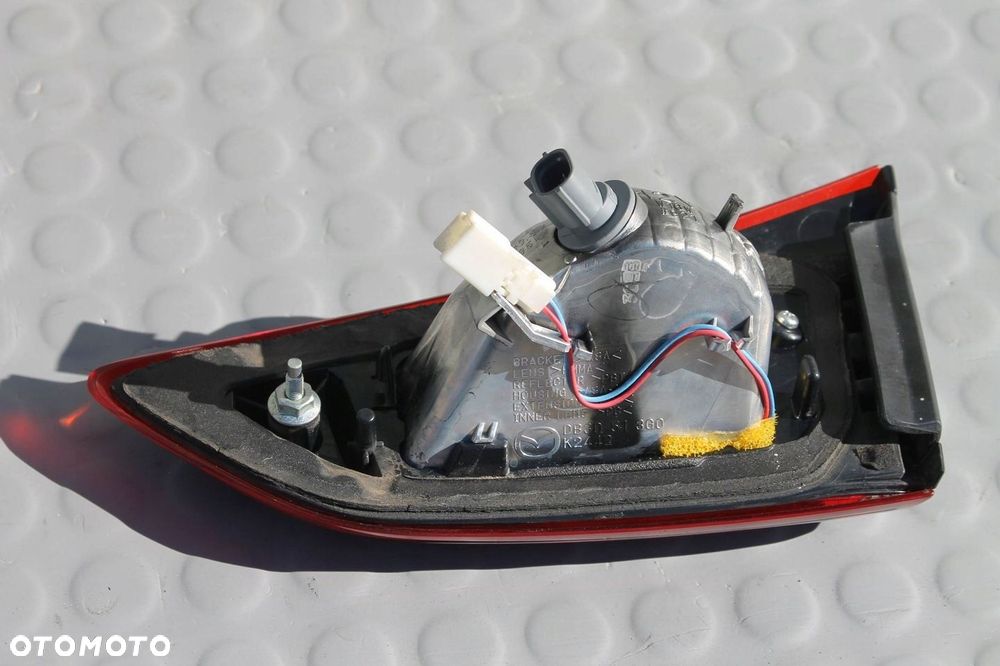 LAMPA W KLAPĘ LEWA TYLNA DB3D513G0 LEWY TYŁ MAZDA CX-3 15-18 - 2