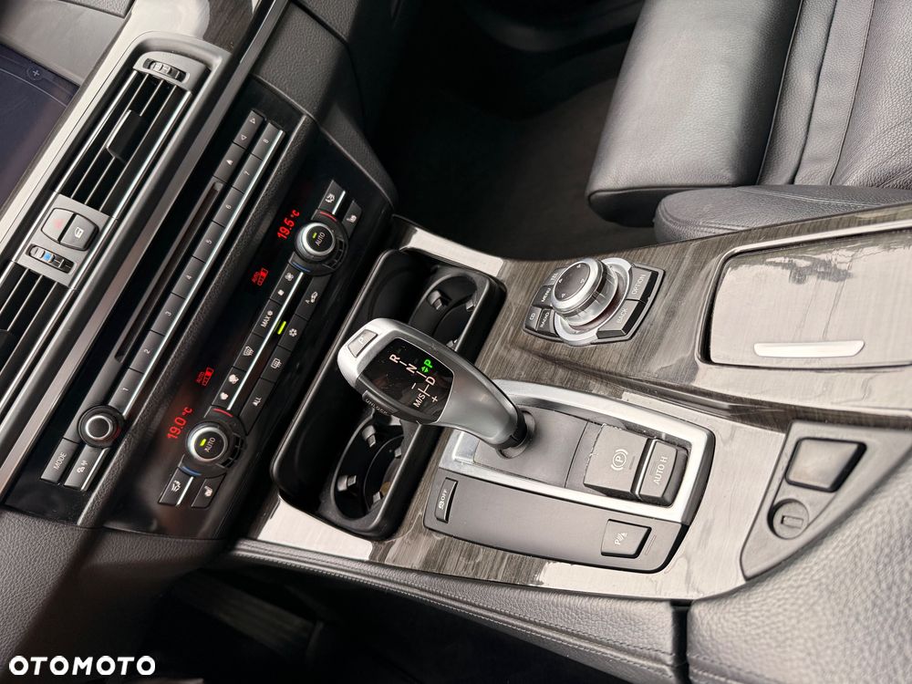 BMW Seria 5 525d - 12